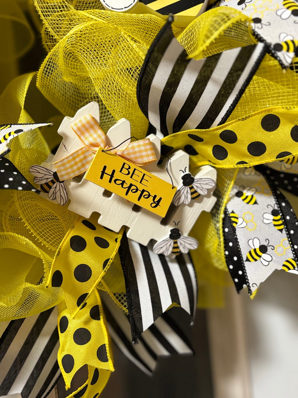 🌻 Buzzing Bee Mesh Front Door Wreath – "Bee Happy" Spring & Summer Decor