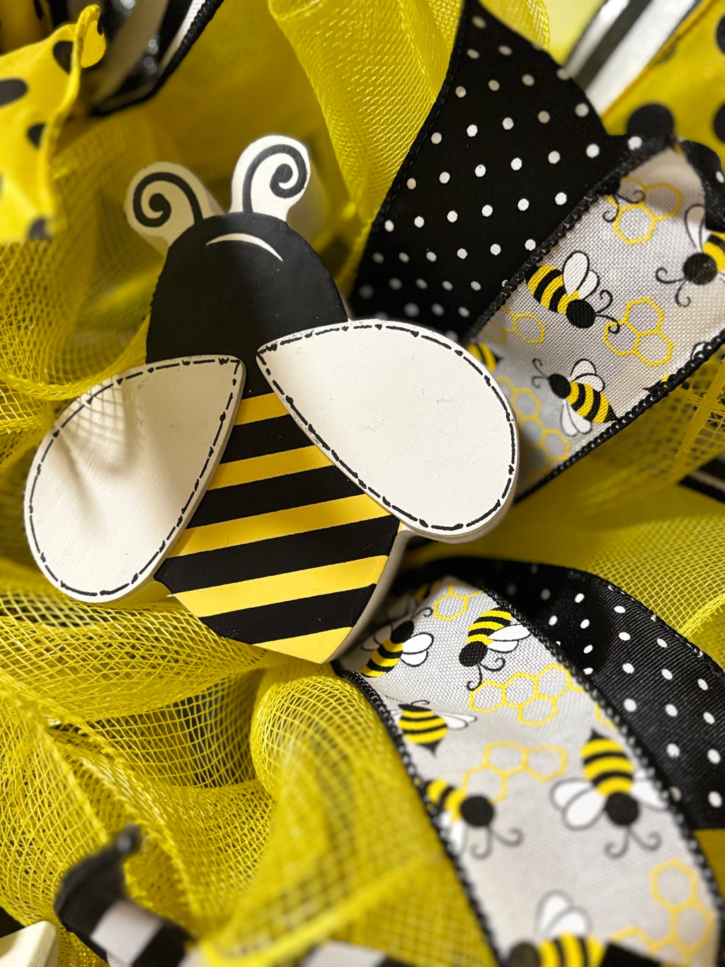 🌻 Buzzing Bee Mesh Front Door Wreath – "Bee Happy" Spring & Summer Decor